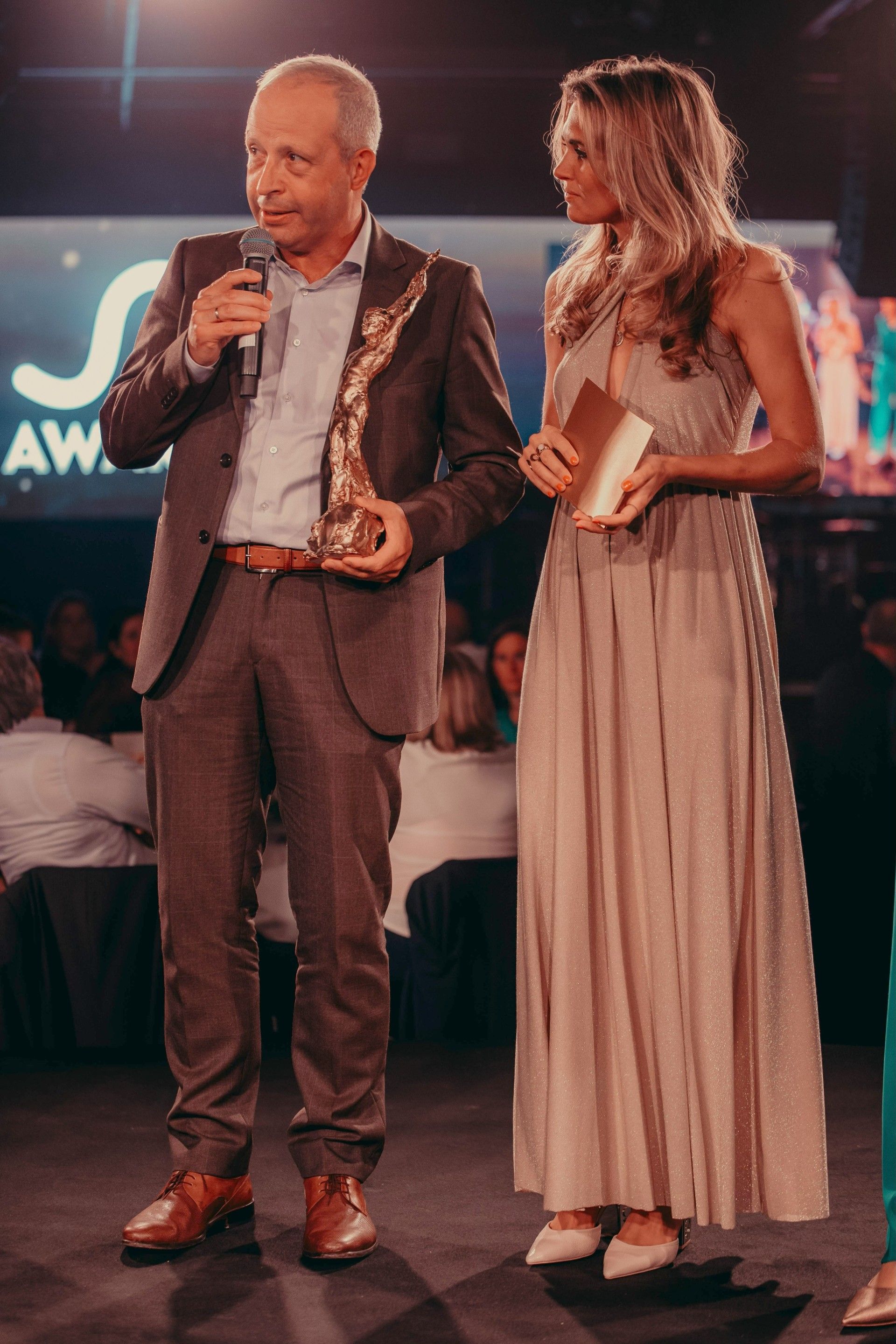 Ine Beyen - host & presentatrice