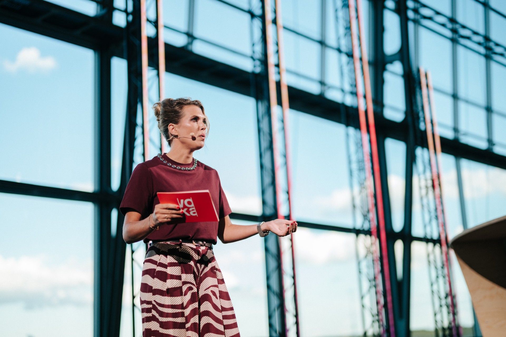 Ine Beyen - host & presentatrice